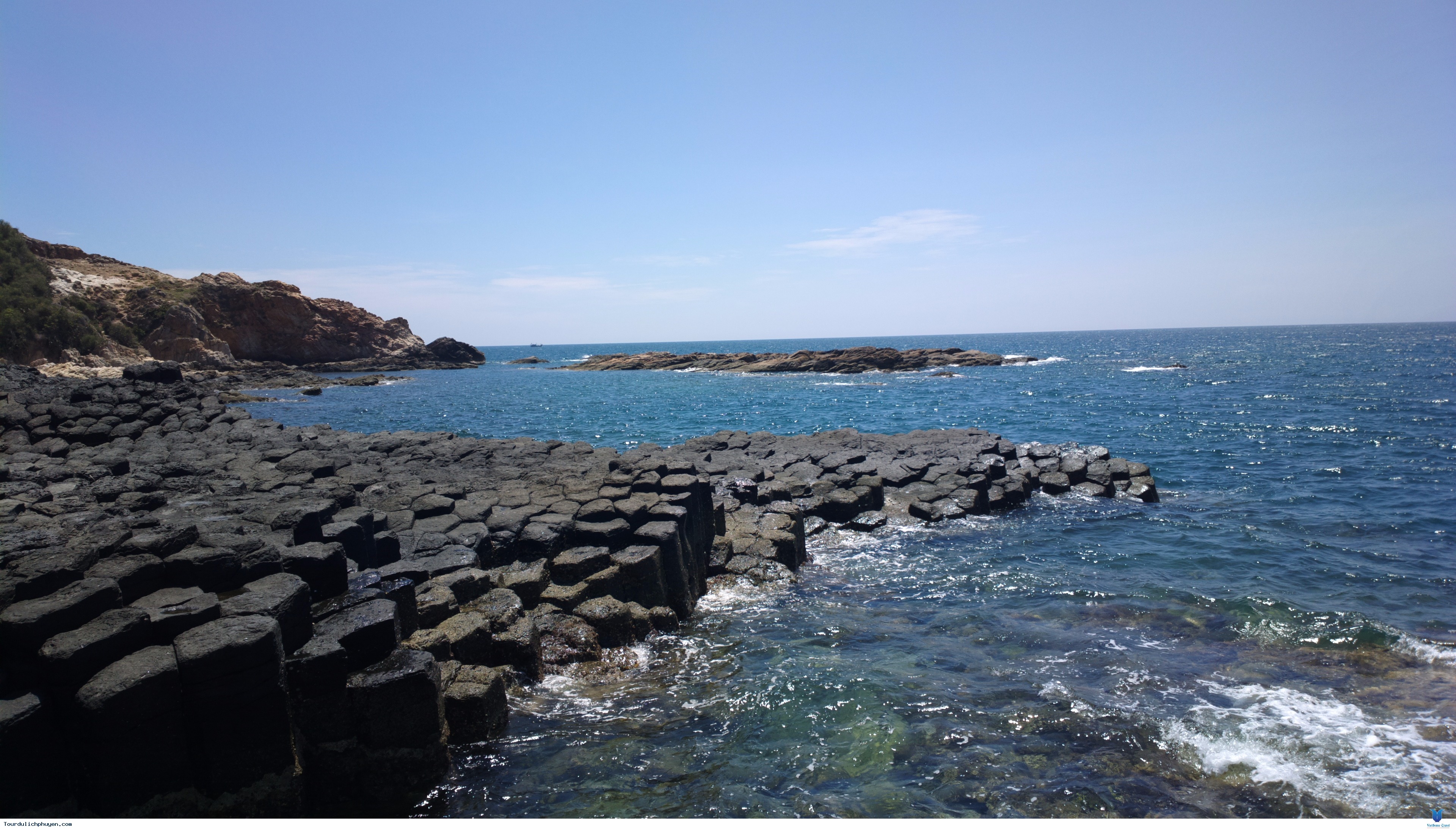 http://huongsenhotelphuyen.vn/public/uploads/images/slider/at_ganh-da-dia-phu-yen-hut-moi-anh-nhin-noi-du-khach_e4d2010139c314b933197348cdf5995f.jpg